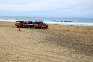 San Diego, CA - 13 Ağustos 2023: Can kurtaran ve itfaiye kırmızı renkli kamyonlar Pasifik Sahili 'nde kasvetli bir sabah, San Diego, Kaliforniya