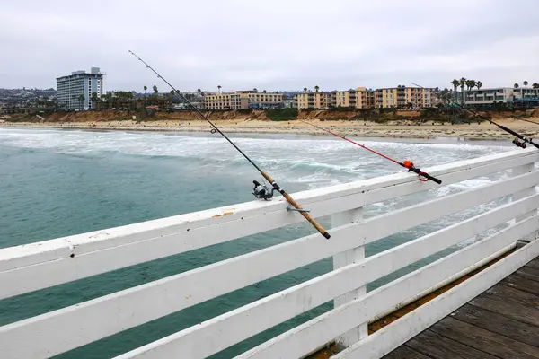 Siyah ve kırmızı oltalar tarihi Crystal Pier, San Diego, California 'ya kuruldu.