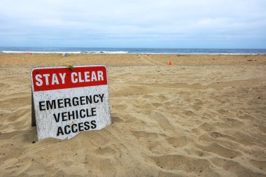 Plaj cankurtaranı, San Diego, Kaliforniya 'da kolay bir acil durum aracı erişimi sağlamak için açık durmasını emrediyor.