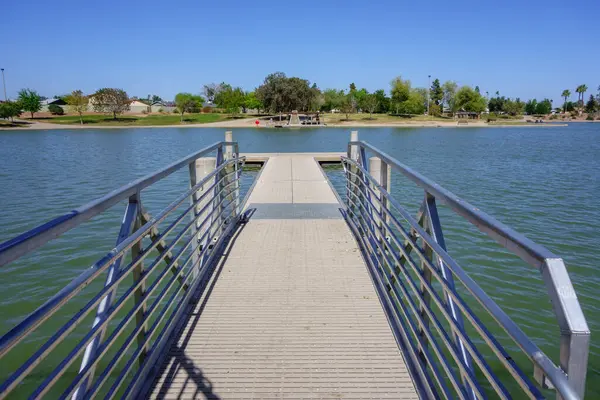 stock image Double sided boat dock stretching into cool spring waters of Kiwanis park lake, Tempe, Arizona 