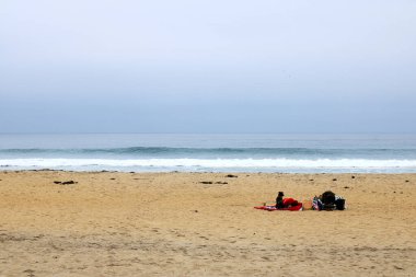 Taze sabah esintisi dalgaları Pasifik Sahili, San Diego, California 'ya sürüklüyor