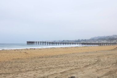 Sabahın erken saatlerinde San Diego, Güney Kaliforniya 'da tarihi Crystal Pier manzaralı boş Pasifik Plajı.
