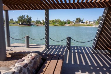 Kiwanis Park Gölü, Tempe, Arizona 'daki tekne iskelesinin üzerindeki ahşap pergola.