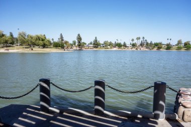 Kiwanis Park Gölü, Tempe, Arizona 'daki tekne iskelesinin sınırında. 