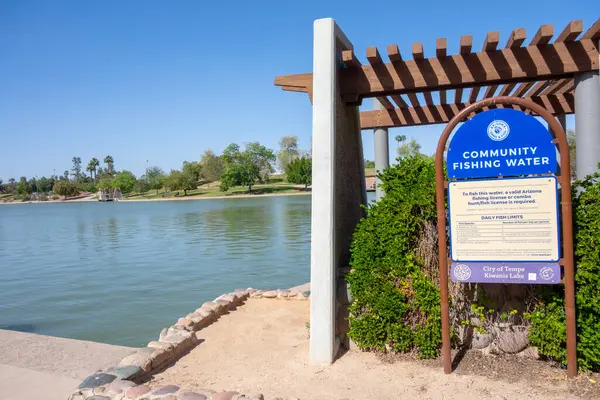Tempe, AZ - 12 Nisan 2024: Kiwanis Park Gölü 'nün kıyısındaki kamu balıkçılık su kuralları, Tempe, Arizona