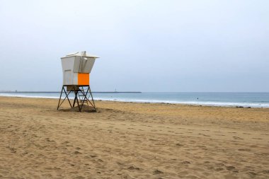 Güney Misyonu Sahil Cankurtaran Kulesi ve Point Medanos İskelesi Sabah Okyanus sisi, San Diego, California