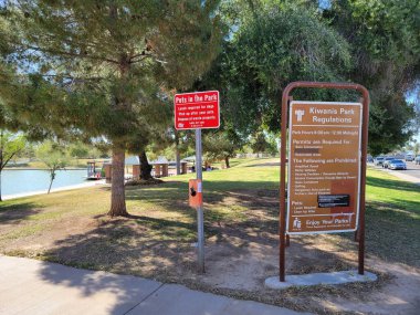 Tempe, AZ - 12 Nisan 2024: Kiwanis göl parkına giriş evcil hayvan sahipleri ve genel şehir kuralları, Tempe, Arizona