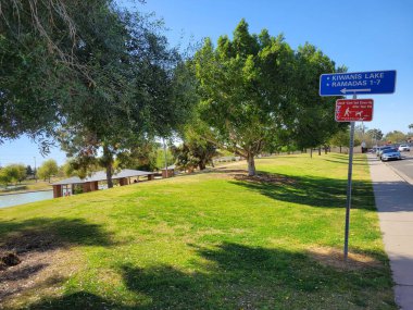 Tempe, AZ - 12 Nisan 2024: Kiwanis göl parkı yakınlarında hayvan sahipleri Tempe, Arizona için ilan ve kurallar asılmış yol kenarı otoparkı