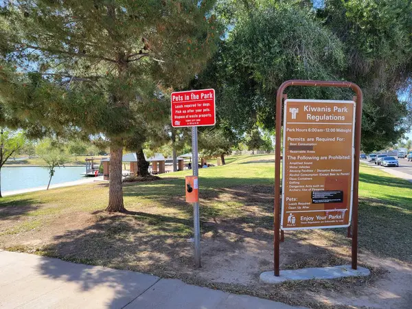 stock image Tempe, AZ - April 12, 2024: Entrance to Kiwanis lake park with posted rules for pets owners and general city regulations, Tempe, Arizona