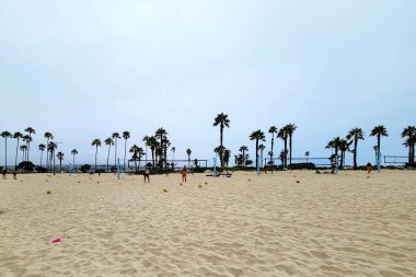 San Diego, CA - 15 Ağustos 2023: Güney Kaliforniya 'da Güney Kayıp Sahili, San Diego, Yaz aylarında Kumlu kortlarda sabah voleybolu