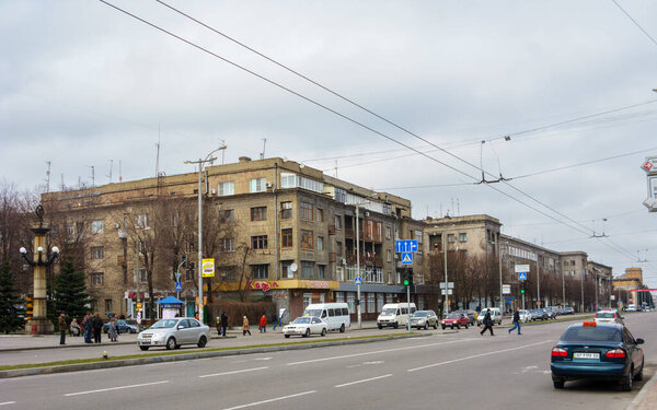 Запорожье, Украина - 30 марта 2009 г.: Советская архитектура середины ХХ века, также известная как здания Сталина вдоль Соборного проспекта в историческом Соцмисто в украинском городе Запорожье 