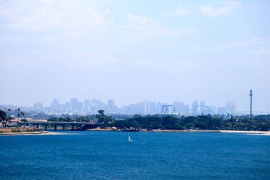 San Diego şehrinin manzarası yazın Kaliforniya Mission Bay 'in kuzey tarafından görülüyor.