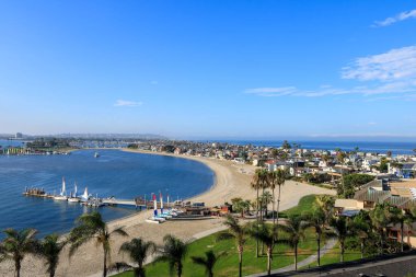 Sabah Santa Clara Point ve Sail Bay 'deki hava manzarası, yaz mevsiminde San Diego eğlence merkezi.