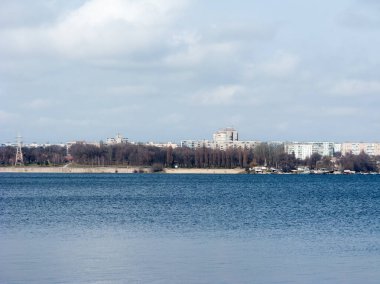 Ukrayna 'nın Zaporizhzhia şehrinde modern yerleşim binaları olan Dnipro Nehri' nin sağ kıyısında.