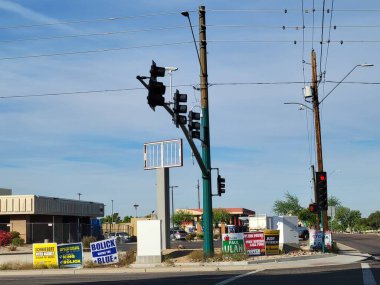 Phoenix, AZ - 27 Ekim 2024: Seçim kampanyası boyunca Phoenix, Arizona 'da adayların seçim işaretleriyle çevrili alışveriş merkezi köşesi