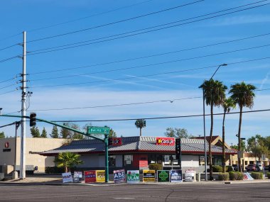 Phoenix, AZ - 27 Ekim 2024: Phoenix, Arizona 'daki 2024 kampanyası sırasında fast food zinciri restoranının önündeki seçim işaretleri duvarı