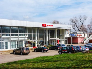 Zaporizhzhya, UA - 3 Mart 2009: Ukrayna 'nın Zaporizhzhia kentindeki Dinyeper nehir limanı yakınlarındaki tarihi Sotsmisto ilçesindeki yabancı otomobil bayii ve otoparkı