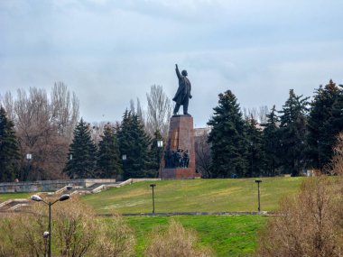 Zaporizhzhya, UA - 3 Mart 2009: Dniepro nehri yakınlarındaki Vladimir Lenin 'in en büyük anıtı ve 2016 yılında Ukrayna' nın Zaporizhzhia kentinde sökülme işlemi sırasında kaldırılan DniproHES 