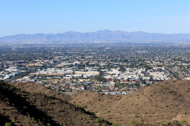 Güneş Vadisi 'nin kuzeybatı yakası Kuzey Dağ Parkı' ndan Arizona 'daki Glendale, Peoria ve Phoenix şehirlerine bakıyor.