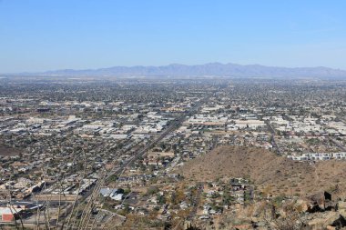 Güneş Vadisi 'nin kuzeybatı yakası Kuzey Dağ Parkı' ndan Arizona 'daki Glendale, Peoria ve Phoenix şehirlerine bakıyor.