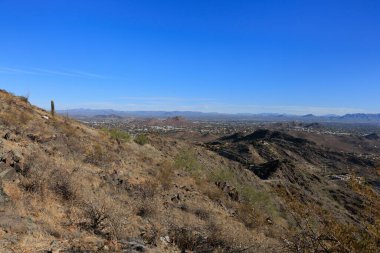 Tapatio uçurumları ve Ay Vadisi Kuzey Dağ Parkı yürüyüş parkından Phoenix, Arizona 'da görüldü.
