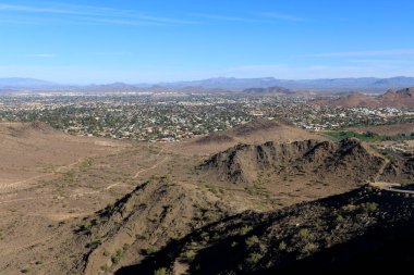 Kuzey Phoenix 'teki Moon Valley tepelerden ve popolardan Arizona' daki Kuzey Dağ Parkı yürüyüş patikasından görüldüğü gibi.