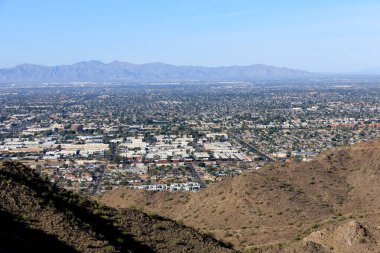 Güneş Vadisi, Kuzey Dağ Parkı 'ndan Glendale, Peoria ve Phoenix' in Arizona şehirlerine bakıyor.