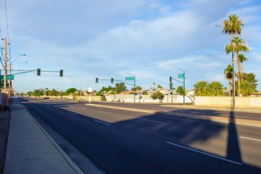 Hafta sonu erken saatlerde, Phoenix, Arizona 'da, Bell Yolu düşük trafik