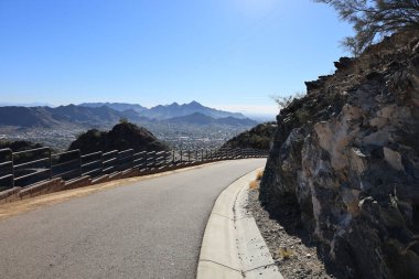 Phoenix Kuzey Dağ Parkı 'nda güvenlik korkuluğu olan servis yolu çok kolay bir yürüyüş yoludur.