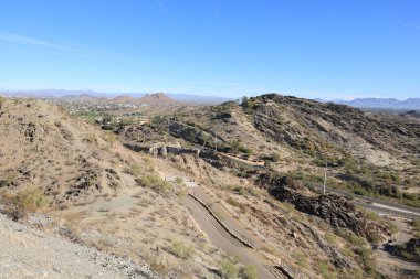 Pointe Tapatio 'daki uçurumlar ve Kuzey Anka' daki 7. cadde Kuzey Dağ Parkı yürüyüş patikasından Arizona 'da görüldü.
