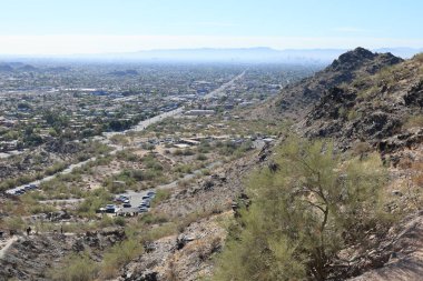 Kuzey Phoenix 'ten şehir merkezine kadar uzanan yedinci cadde Kuzey Dağ Parkı yürüyüş parkından Arizona' ya kadar uzanır.