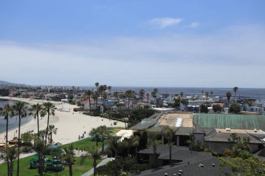 San Diego, CA - 10 Haziran 2024 Sail Bay marinasındaki rahat ve sıcak kumlu sahil ve Pasifik Okyanusu manzaralı kiralık evler ve tatil köyleri. 