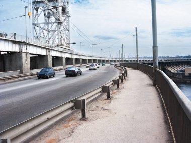Dinyeper hidroelektrik santralleri barajı, Zaporizhzhia, Ukrayna üzerinde yıpranmış kaldırım ve karayolu. Orijinal baraj ve elektrik santrali 80 yıl önce ABD 'nin yardımıyla inşa edilmişti..