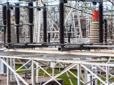 Elektrik üretiminde ve aktarımında kullanılan çeşitli özel cihazların ve ekipmanların karmaşık düzenlenmesi 