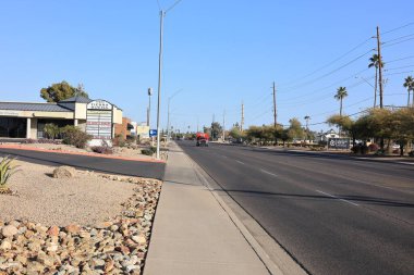 Phoenix, AZ - 25 Ocak 2025: Pazar sabahı sıcak kış sabahı Kuzey Batı Vadisi 'ndeki Xeriscapli yol kenarı açık. 