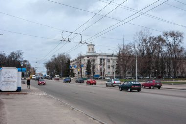 Zaporizhzhya, UA - 30 Mart 2009: Toplu taşıma metro durağı, yolcu vagonları ve 20 'li yılların ortalarında Avrupa mimarisi