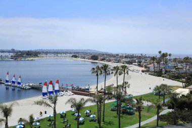 San Diego, CA - 10 Haziran 2024: Yatlar ve tekneler ve Sail Bay marinasında kumlu plaj ve Santa Clara Point, San Diego yaz mevsiminde eğlence merkezi