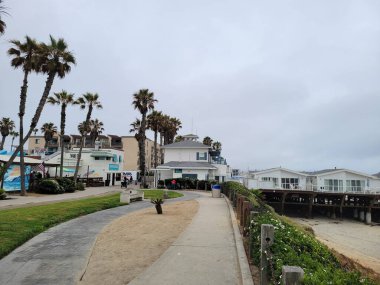 San Diego, CA - 11 Haziran 2024: Oteller, hediyelik eşya dükkanları, restoranlar ve kafeler arasında Okyanus Cephesi Yürüyüşü