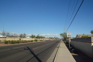 Bell Yolu, hafif motorlu taşıt trafiği ve elektrik kablolarıyla sağ kaldırımdan geçen hafta sonu öğleden sonra Phoenix, Arizona 'da.