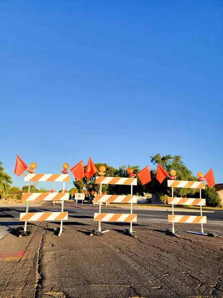 Son derece görünür trafik kontrol barikatlarının üstüne parlak sarı ışıklar monte edilmiş. Yol bölümünün önündeki kırmızı bayraklar da çalışmalarını sürdürecek.