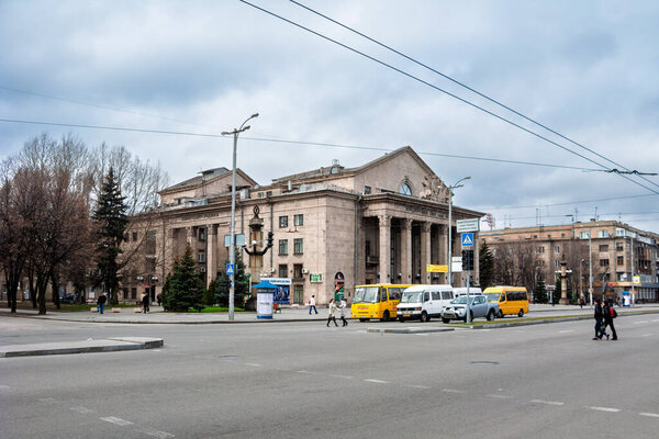 Запорожье, Украина - 3 марта 2009 года: Концертный зал имени Глинки и кинотеатр "Родина" на Соборном проспекте, бывшем проспекте Ленина, в историческом районе Соцмисто 