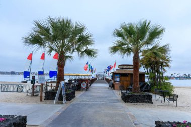 San Diego, CA - 12 Haziran 2024: Sabahın erken saatlerinde hala boş olan Sail Bay marinası, rıhtım ve kiralama kabini, San Diego, California