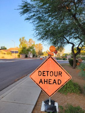 Kesişme noktasının yanındaki parlak elmas şekilli trafik levhası ve Detour 'u bildiriyor. Phoenix, Arizona