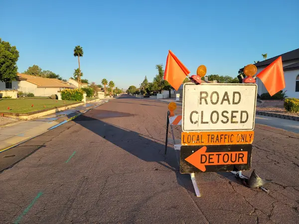 Yol Kapalı ve Detour istikametinde barikat kurmuşlar. Yerel trafik sadece turuncu ışıklar ve kırmızı bayraklarla donatılmış. Phoenix, Arizona caddesinin tam ortasında.