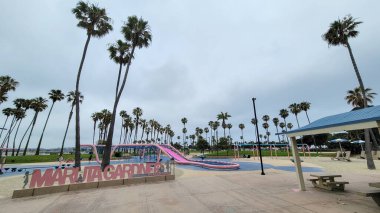 San Diego, CA - 12 Haziran 2024: Bonita Cove rıhtım parkında hala boş olan Maruta Gardner oyun parkı tipik San Diego June-Hüzünlü gökyüzü altında