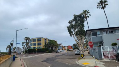 San Diego, CA - 12 Haziran 2024 Tatil için kasvetli bir sabah Mission Bulvarı 'ndaki Aspin Court ve Jetty Road kavşağı, San Diego, California