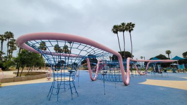 San Diego, CA - 12 Haziran 2024: Bonita Cove rıhtım parkında hala boş olan Maruta Gardner çocuk parkı