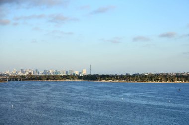 San Diego 'nun uzak şehirleri... Mission Körfezi' nin sakin sularında görüldüğü gibi, Güney California 'da...