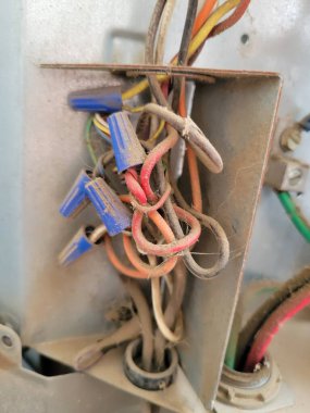 Havalandırma metal muhafaza kapalı renkli yalıtılmış elektrik kabloları ile fındık bağlı toz ile