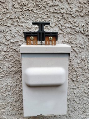 Stucco duvar monte edilmiş dikdörtgen kutu muhafaza dış güvenlik anahtarı silinmiş bir T-biçimli bağlantı kolu ile onun üst yerleştirilmiş